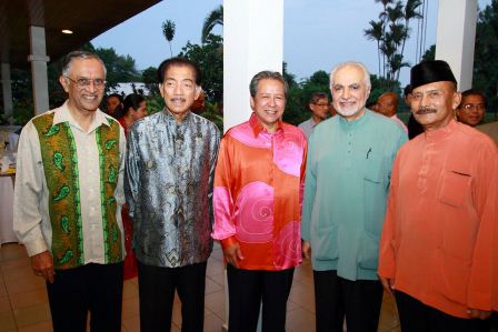 From left to right: The Most Reverend Tan Sri Datuk Murphy Pakiam, Archbishop of Kuala Lumpur; YM Tunku Datuk Mudzaffar Tunku Mustapha; YB Dato’ Sri Anifah Aman; Imam Feisal Abdul Rauf; and Tun Mohammed Hanif Omar, Non-Independent Non-Executive Director, AmBank Group.